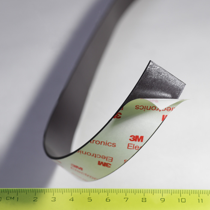 Магнитна лента със дебел самозалепващ слой 25x1,6 мм