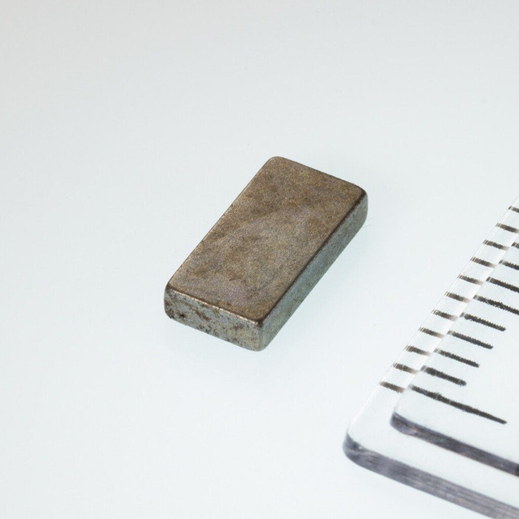 Неодимов правоъгълен магнит 8x4x1,6 mm за техническа и домашна употреба